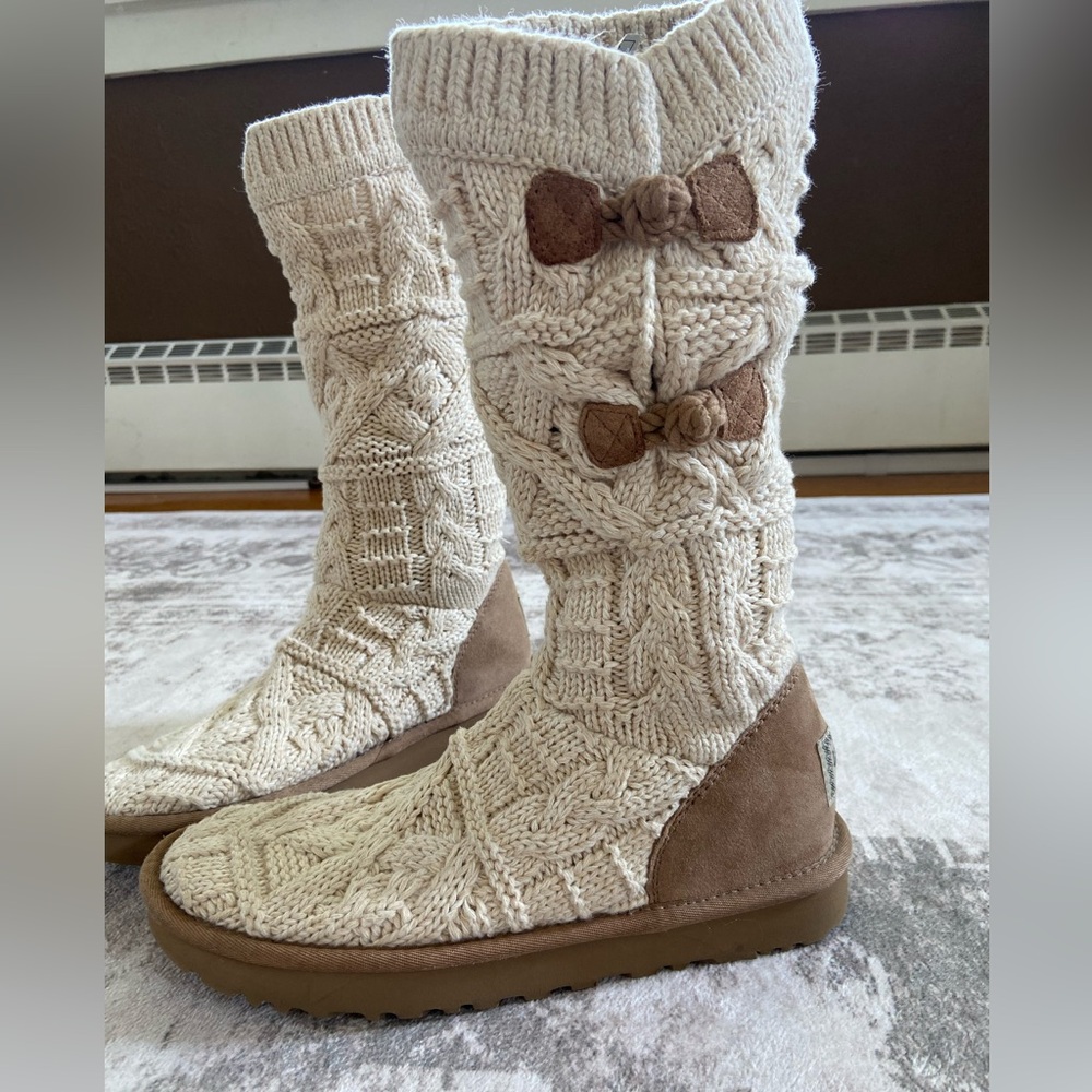 UGG Women’s Cream Kalla Cable Knit Sweater with Shearling Pull on Boots Sz 9 - Picture 3 of 13